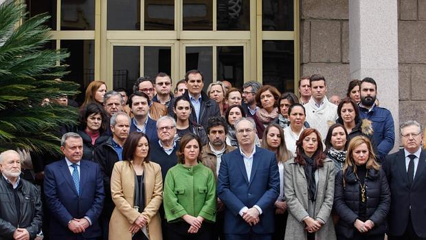 Representantes de las instituciones durante el minuto de silencio