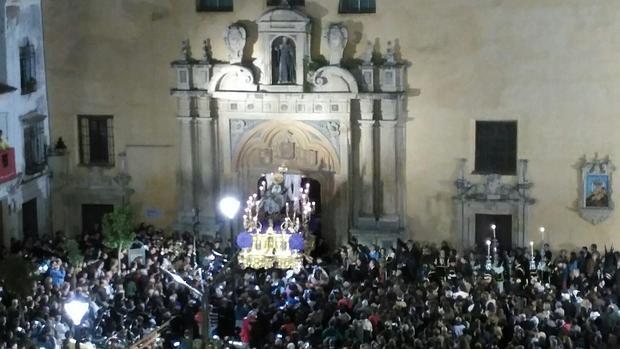 Salida de las Angustias de su parroquia de San Agustín