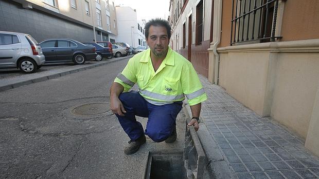 Fotografía de archivo de un trabajador de la limpieza de alcantarillado