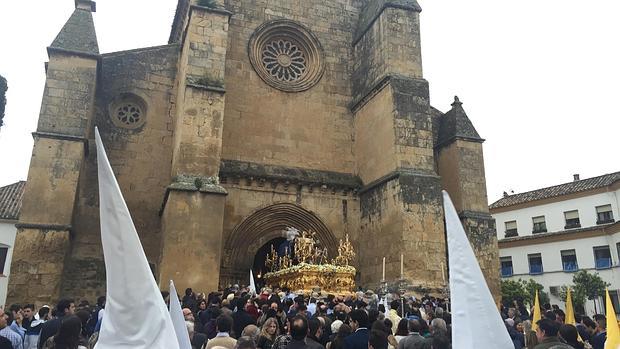 El Resucitado sale de su templo acogido por el cariño de sus vecinos