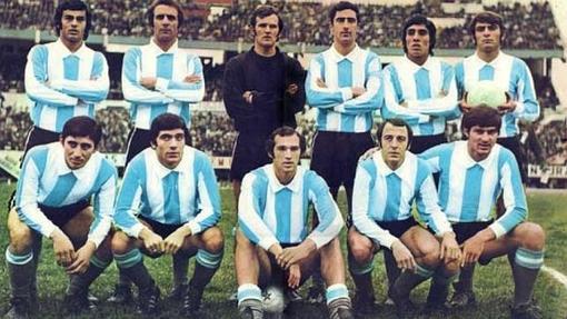 Dominichi, de pie, el primero por la derecha. En un once de Argentina en 1971