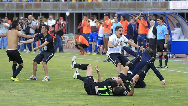 Jugadores y técnicos del Córdoba CF celebran el ascenso en Las Palmas