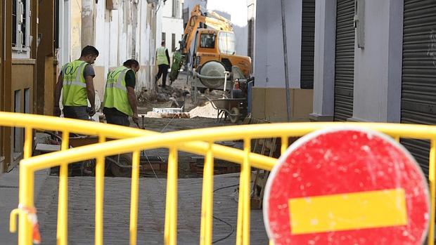 Obras en una calle de la Axerquía Norte