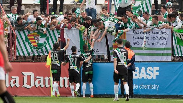 Florin Andone celebra uno de sus goles con la afición cordobesista