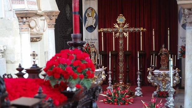 Paso de la Caridad frente al altar en la Puerta de las Palmas