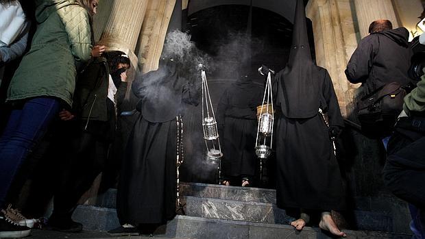 Nazarenos del Vía Crucis, un Lunes Santo