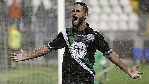 Florin Andone celebra un gol bajo la lluvia