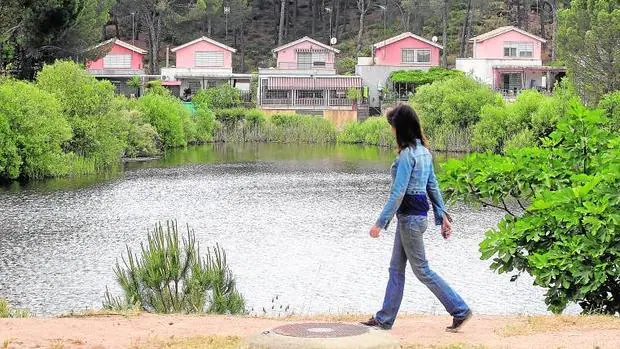 Una joven pasea por el lago de Las Jaras