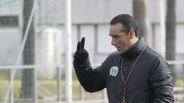 José Luis Oltra, durante un entrenamiento