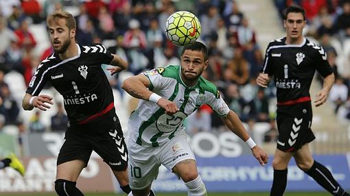 Andone se lleva un balón frente a su marcador