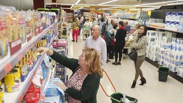 Clientes hacen sus compras en un supermercado Mercadona