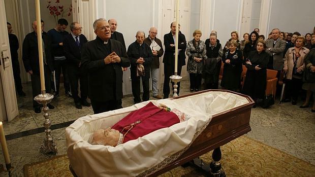 El obispo de Córdoba, Demetrio Fernández, en la capilla ardiente