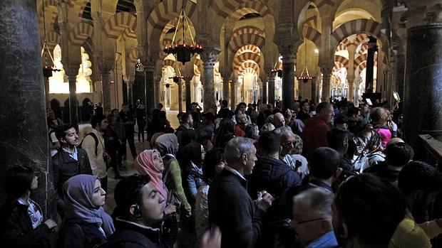 Un grupo de turistas contemplan la Mezquita-Catedral