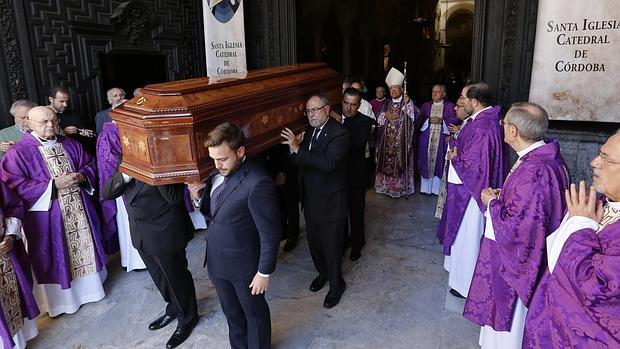 El féretro de Miguel Castillejo sale de la Catedral tras el funeral