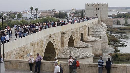 Vista del Puente Romano con la Torre de la Calahorra al fondo