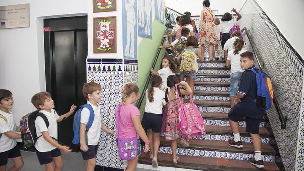 Escolares en un centro de Córdoba durante el primer día de clase