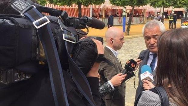 Luis Pineda atiende a los medios en el real de la Feria