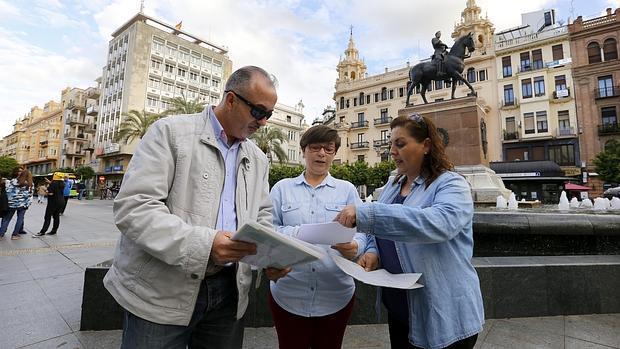 Juan Carlos, María del Carmen y Rosi en la Plaza de las Tendillas