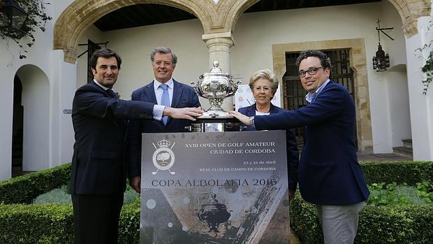 Autoridades y patrocinadores con el trofeo del torneo