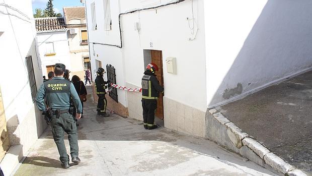 Los bomberos precintan la casa siniestrada