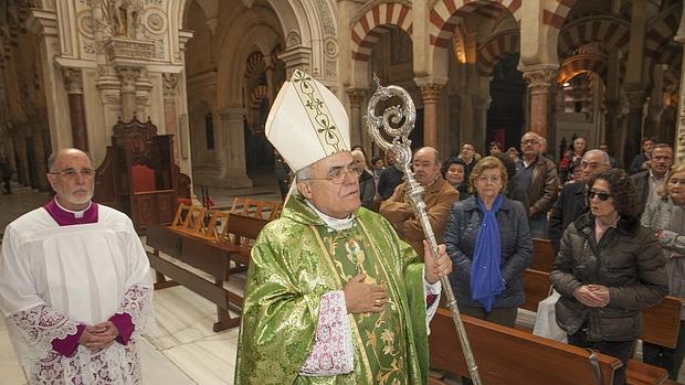 El obispo, durante una misa en la Mezquita-Catedral