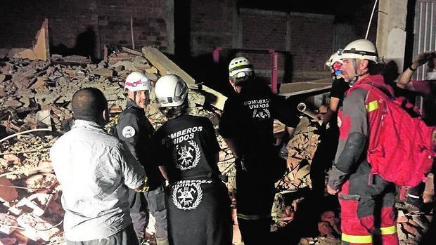 El grupo de rescate internacional de Bomberos en una vivienda destrozada por el terremoto