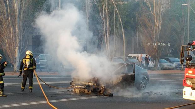 Efectivos de bomberos sofocando el incendio del vehíuculo