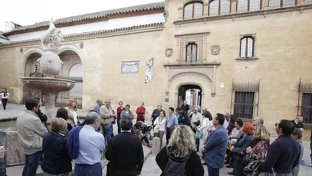 Participantes de la Ruta de Cervantes en la plaza del Potro