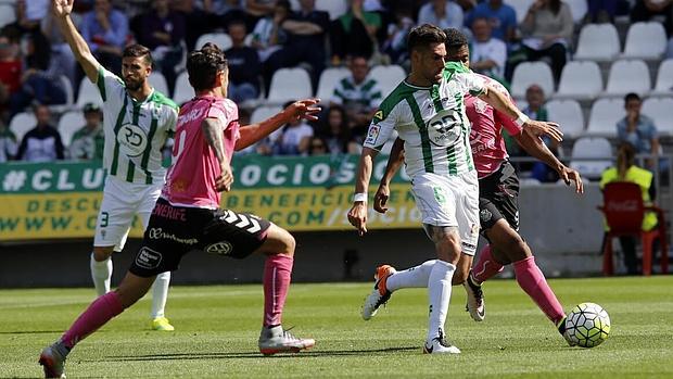 Luso conduce el balón pese a la presión de Choco Lozano en el Córdoba-Tenerife