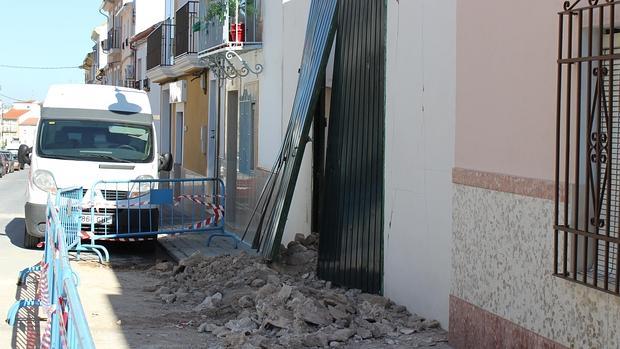 Realojadas tres personas en un hotel en Lucena por el derrumbe de unas viviendas