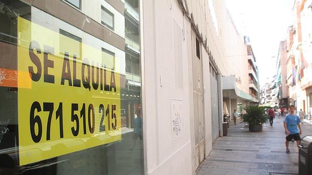 Un local comercial en el Centro de Córdoba con un cartel de «Se Alquila»