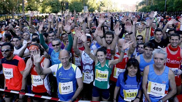 Varios corredores, antes de la salida de la Media Maratón de Córdoba