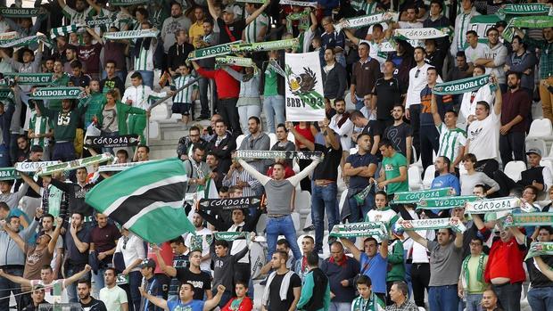 La afición blanquiverde anima al Córdoba CF en la grada