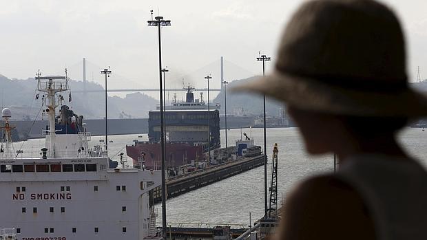 Un visitante mira hacia un barco en el Canal de Panamá