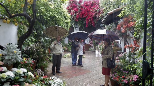 Turistas visitando patios bajo la lluvia en la edición del concurso de 2012