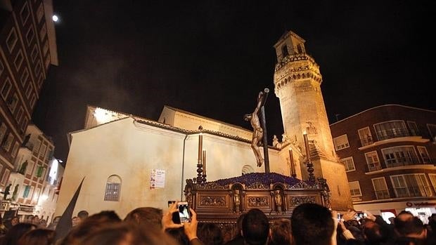 El Cristo de la Buena Muerte ante la iglesia de San Nicolás