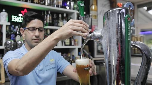 Un trabajador de Los Chopos tirando una «heineken» fría