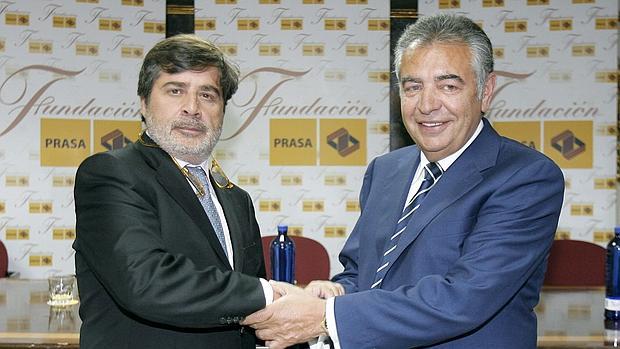 Carlos González y José Romero se dan la mano