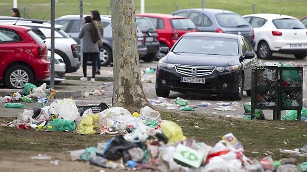 Montones de basura amontonados en un parque