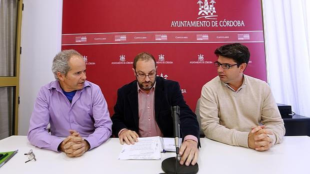 Rafael Blázquez (Ganemos), David Luque (PSOE) y Pedro García (IU) en el Ayuntamiento