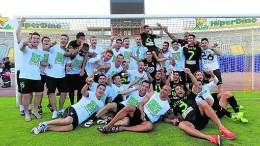 La plantilla blanquiverde celebra el ascenso a Segunda