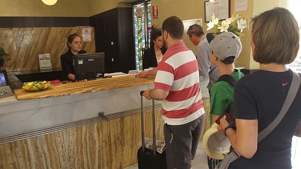 Turistas en uno de los hoteles de la capital cordobesa