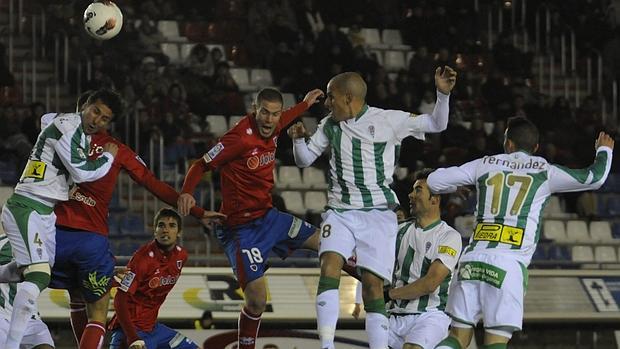 Javi Hervás (número8) trata de rematar un balón con la elástica del Córdoba CF