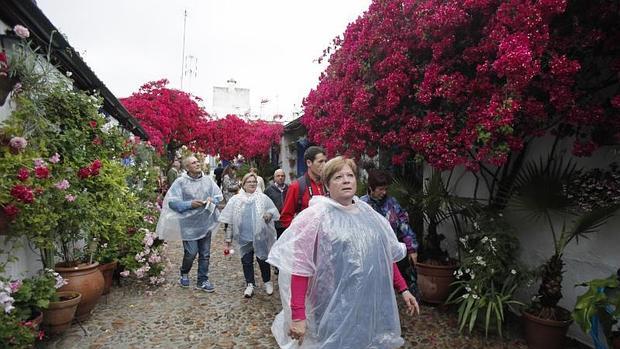 Turistas en la calle Marroquíes, este viernes