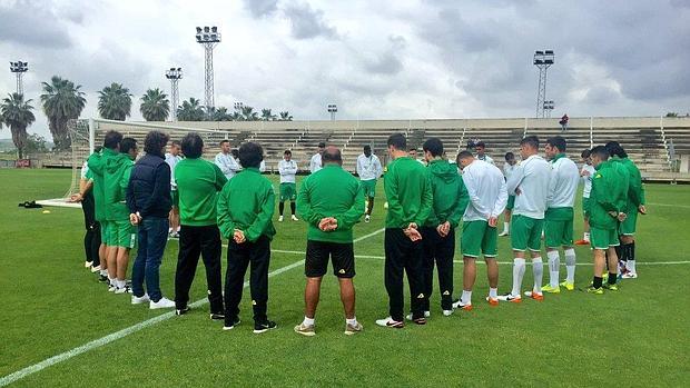 Los jugadores del Córdoba guardan un minuto de silencio por Ekeng en el entrenamiento de ayer