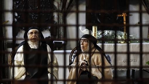 Religiosas esperando la visita de la Virgen