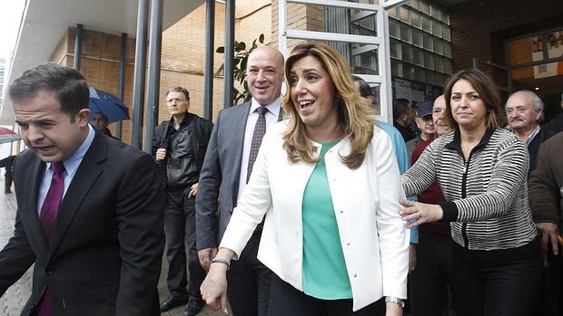 Susana Díaz durante una visita a Córdoba, con Isabel Ambrosio y Antonio Ruiz