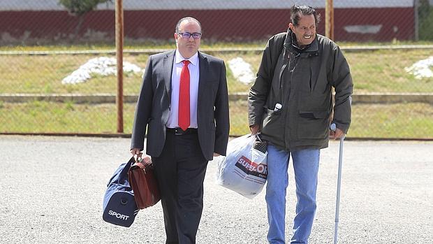 Julián Muñoz junto a su abogado, Antonio José García Cabrera, a su llegada del Centro de Inserción Social de Algeciras