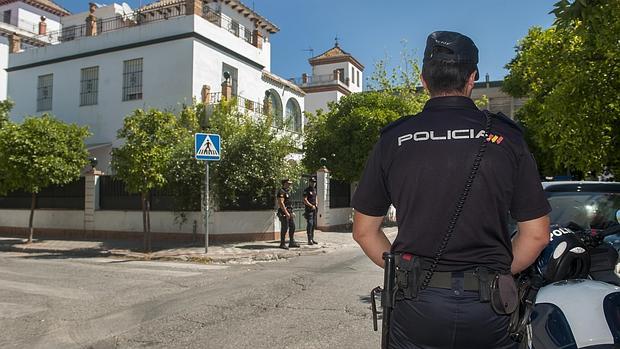 Agentes de la Policía Nacional durante una de las operaciones contra el fraude de la formación