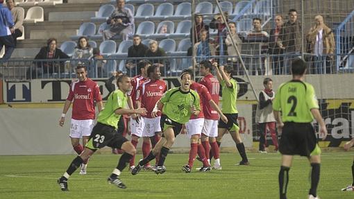 Los jugadores del Córdoba celebran uno de los goles